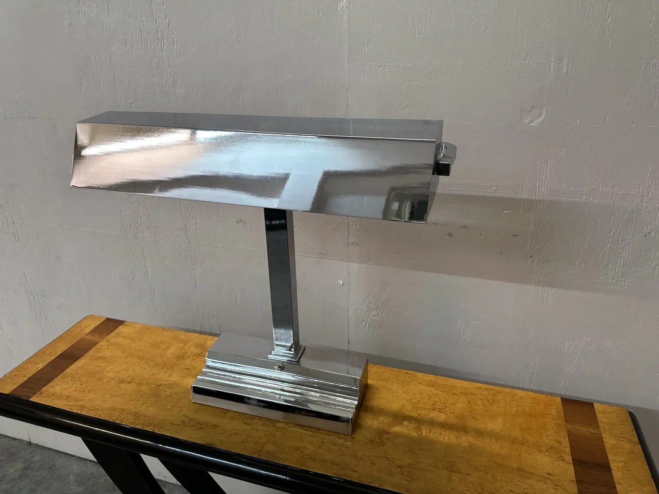 luminária de mesa antiga com design moderno, colocada sobre uma mesa