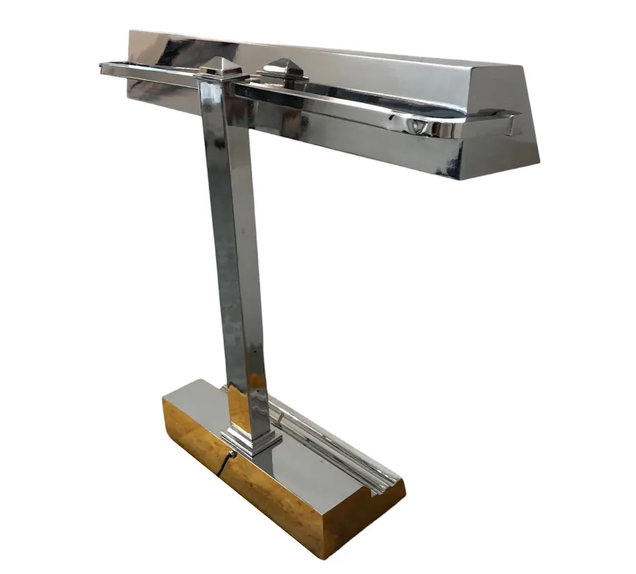 Lampada da tavolo antica con base a forma geometrica