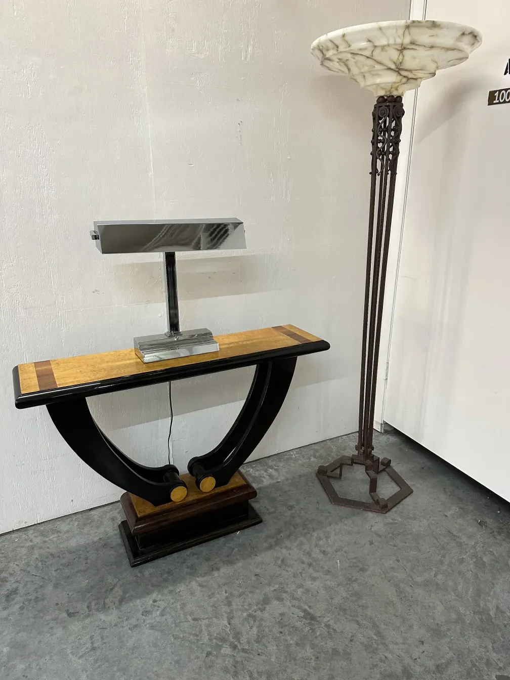 lampe de bureau ancienne avec design élégant sur table