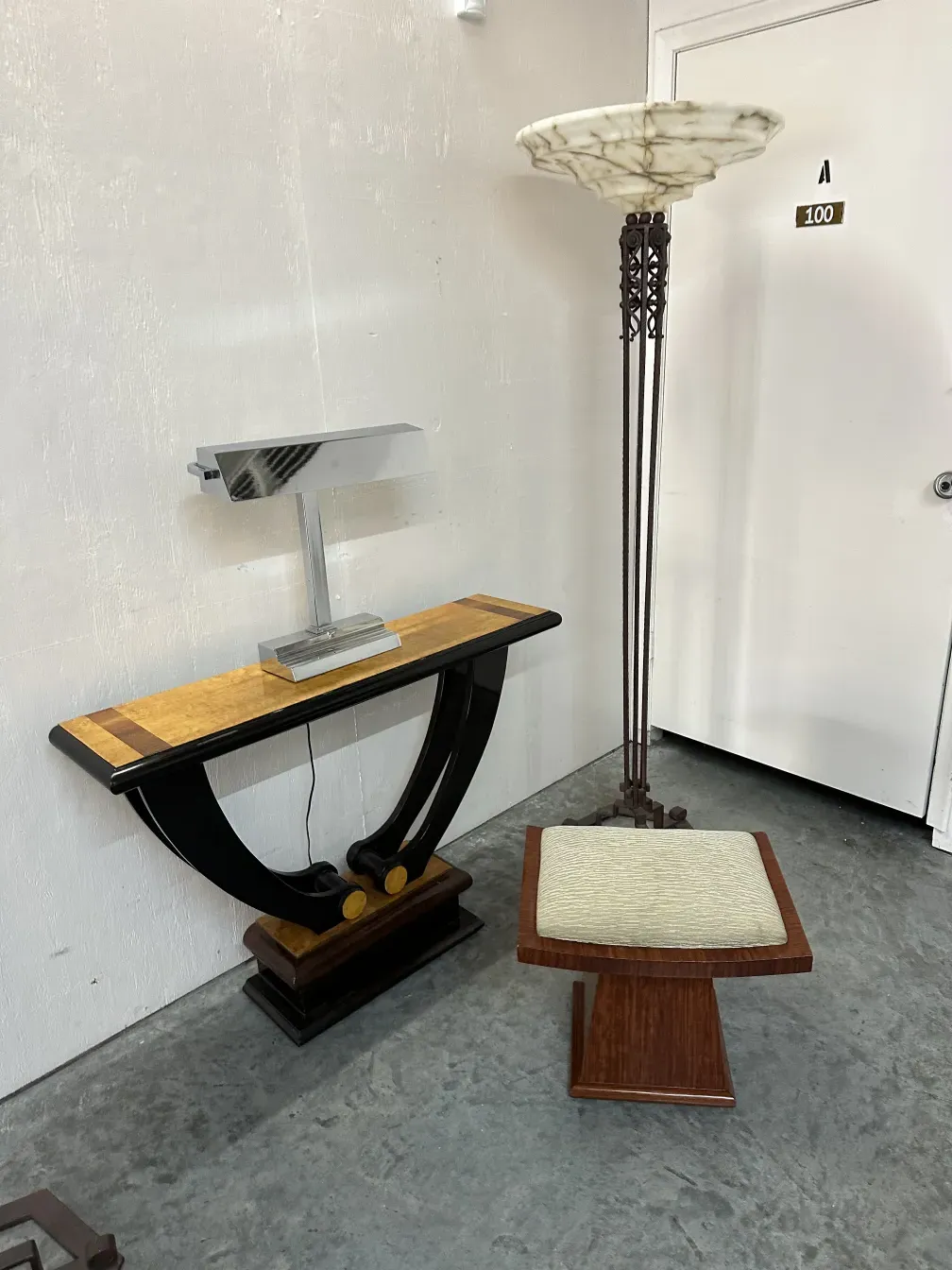 antica lampada da tavolo in stile classico esposta elegantemente