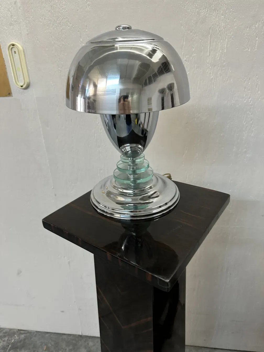 antike Tischlampe mit dekorativem Sockel und sphärischem Schirm, warme Atmosphäre