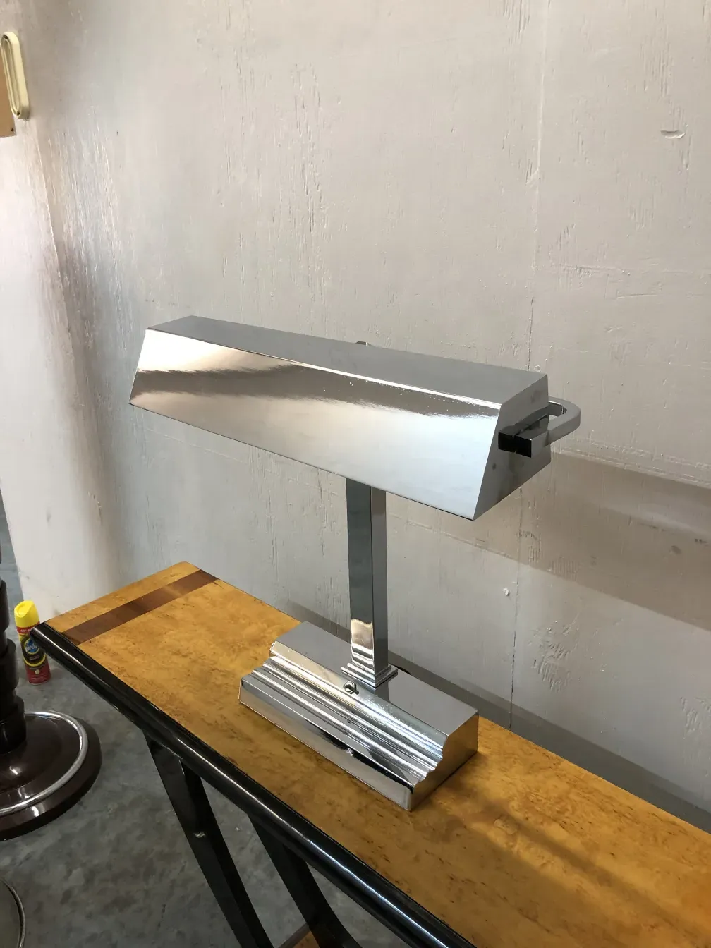 ancienne lampe de bureau dans un environnement chaleureux