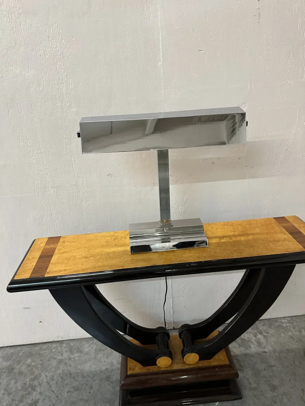 Praachin table lamp, aakarshak design aur sajawat base ke sath sundar paristhiti mein.