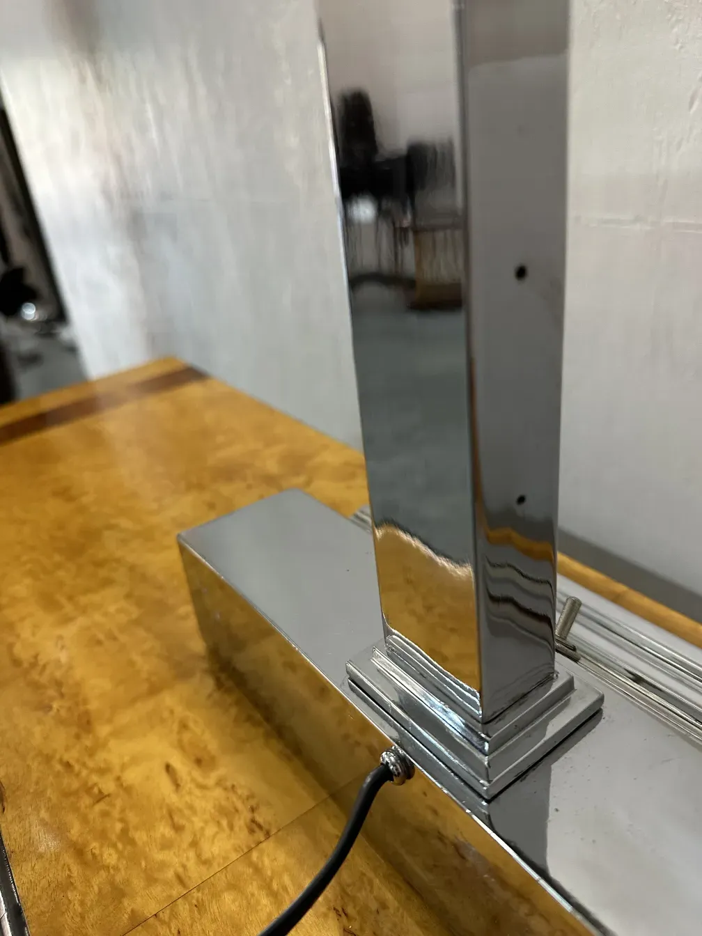 Lampe de bureau ancienne brillante dans une ambiance chaleureuse.