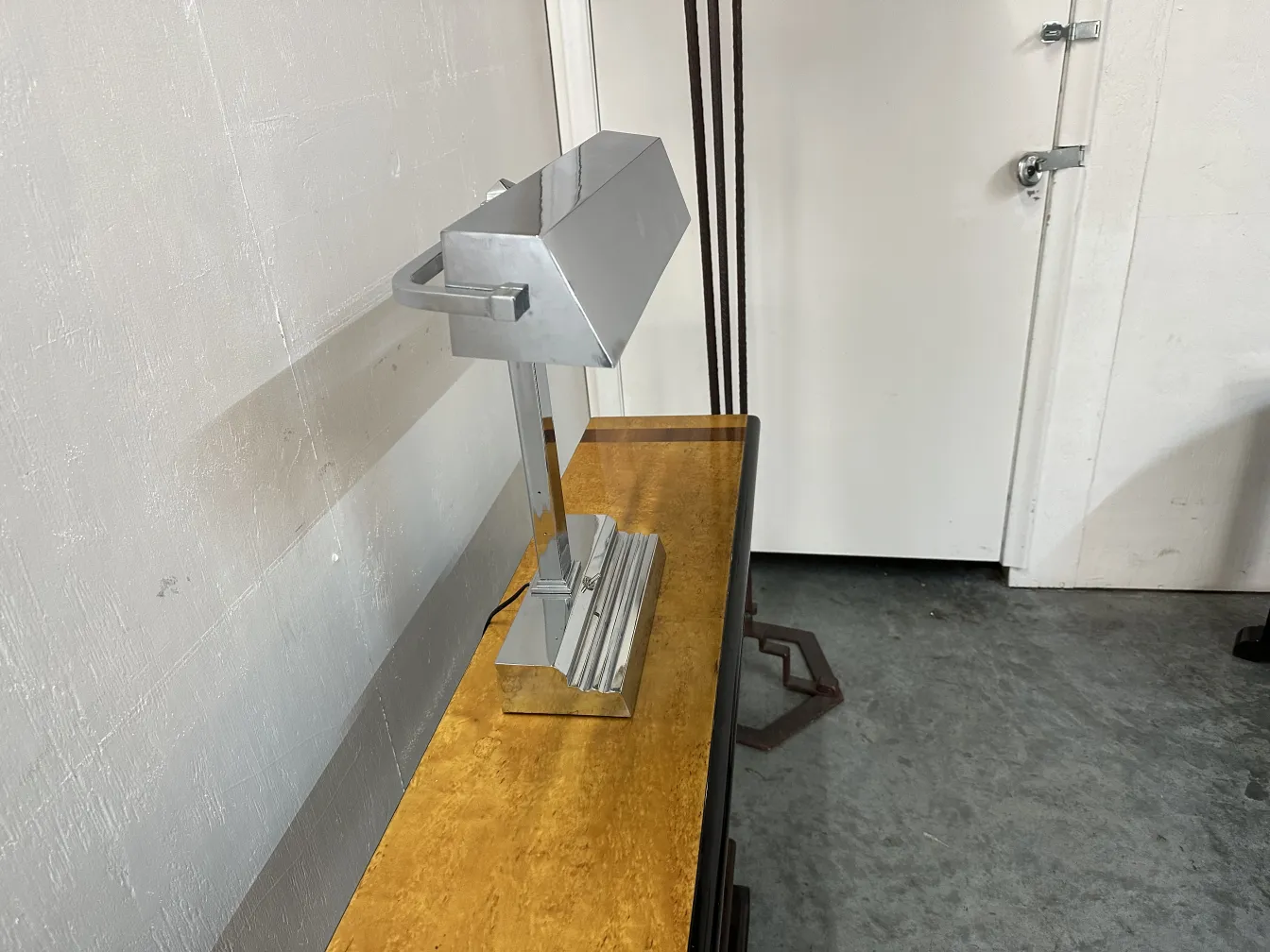 lampara de mesa antigua con base brillante y forma elegante en ambiente moderno