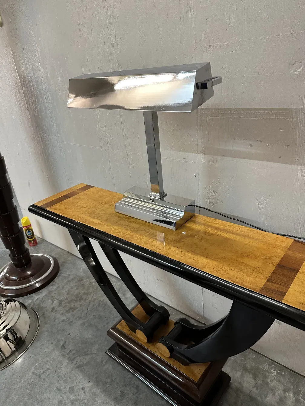 lampara de mesa antigua con diseño estilizado en un entorno moderno