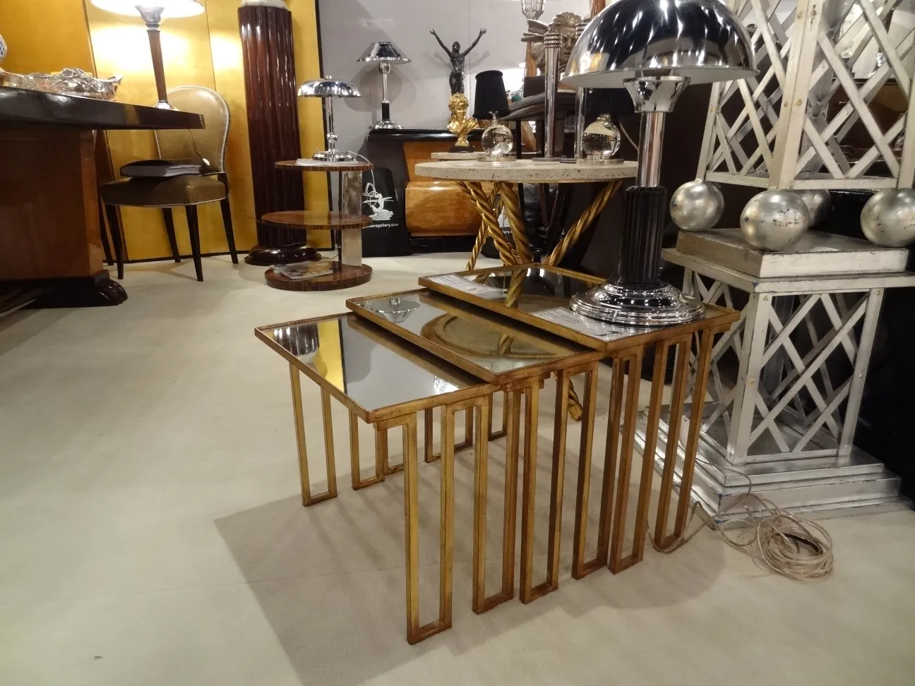 lampada da tavolo antica con base brillante e design moderno elegante in un ambiente di antiquariato