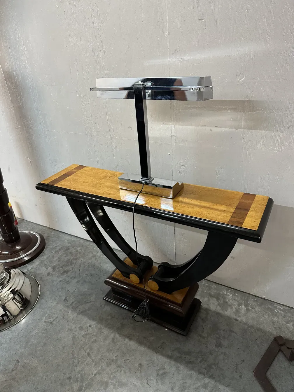 lampe de bureau ancienne avec détails attrayants et originalité, cadre chaleureux