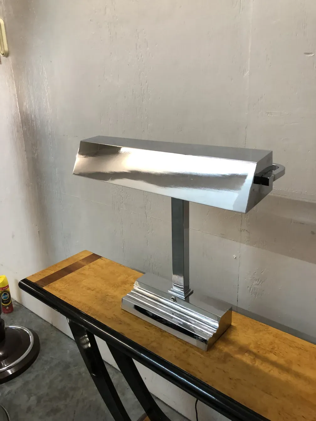 luminária de mesa com base em aço brilhante e design moderno
