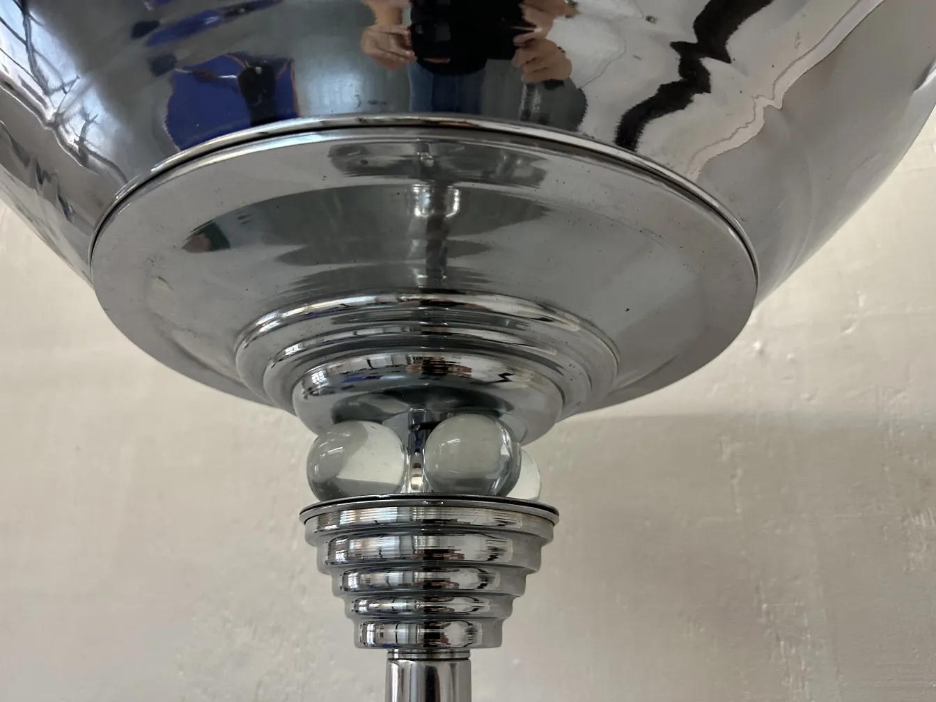 Duas lâmpadas de piso antigas em um ambiente elegante