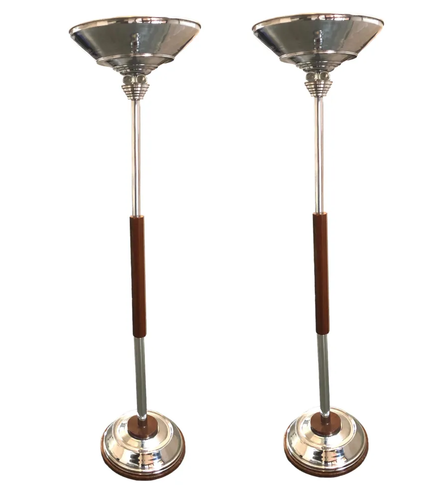 deux lampadaires anciens avec base ronde, lumière supérieure
