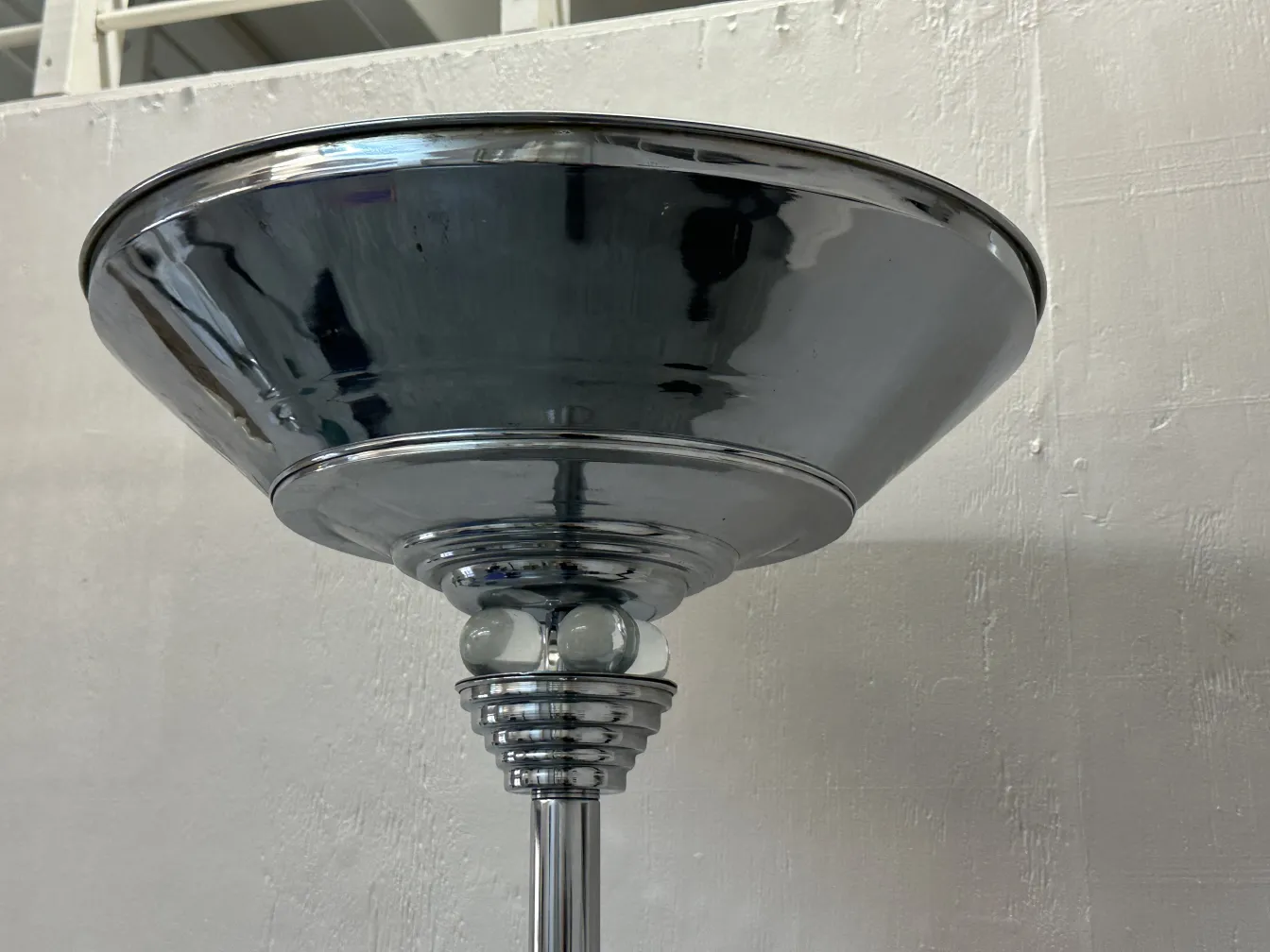 Blick auf zwei glänzende antike Stehleuchten mit elegantem Design.