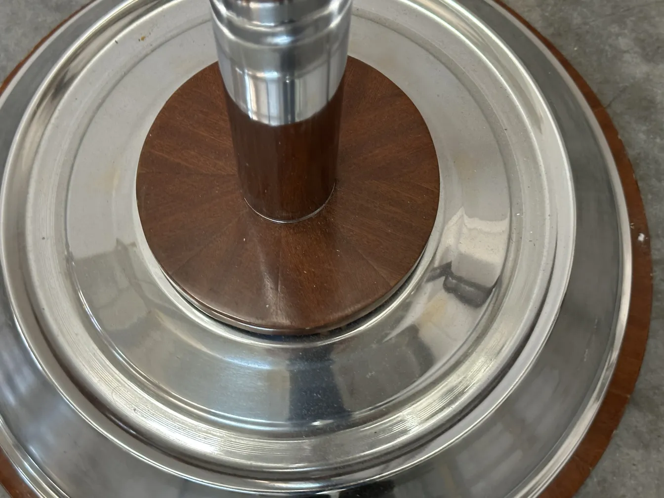 Base in metallo lucido e design elegante di due lampade da terra antiche