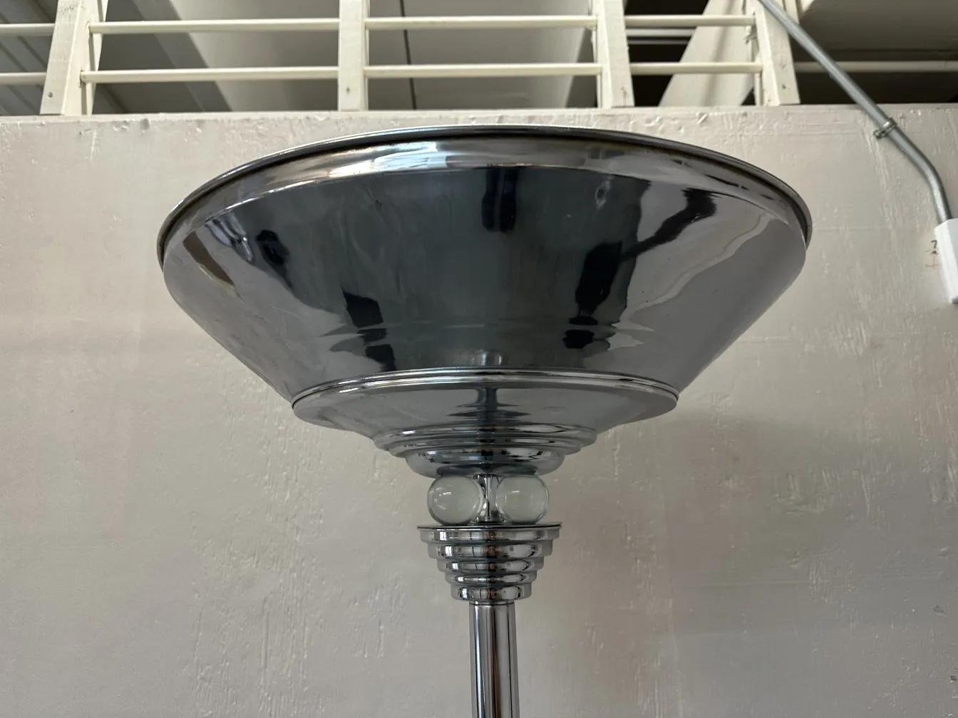 Vue de deux lampadaires anciens avec bases classiques, ambiance claire.