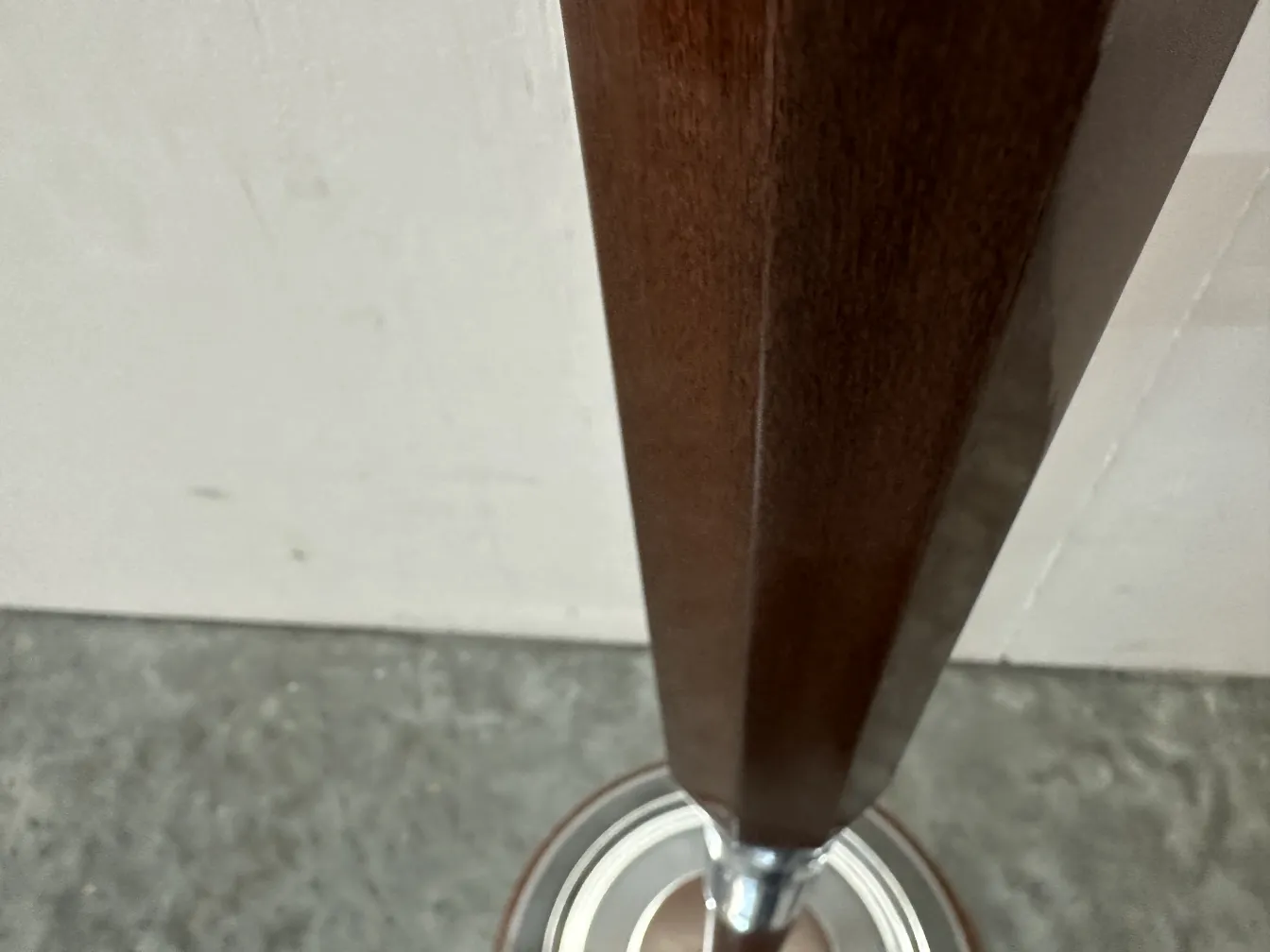 Dos lámparas de pie antiguas con diseño elegante en un ambiente acogedor.