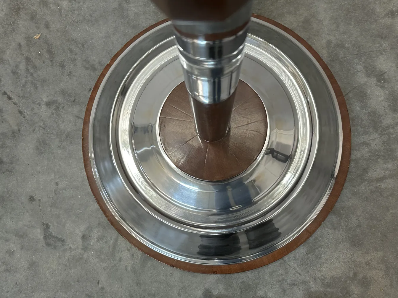 Detalhes de 2 lâmpadas de piso antigas em um ambiente acolhedor