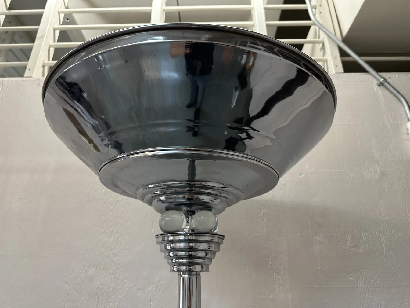 2 lâmpadas de piso antigas com base e cúpula refletiva