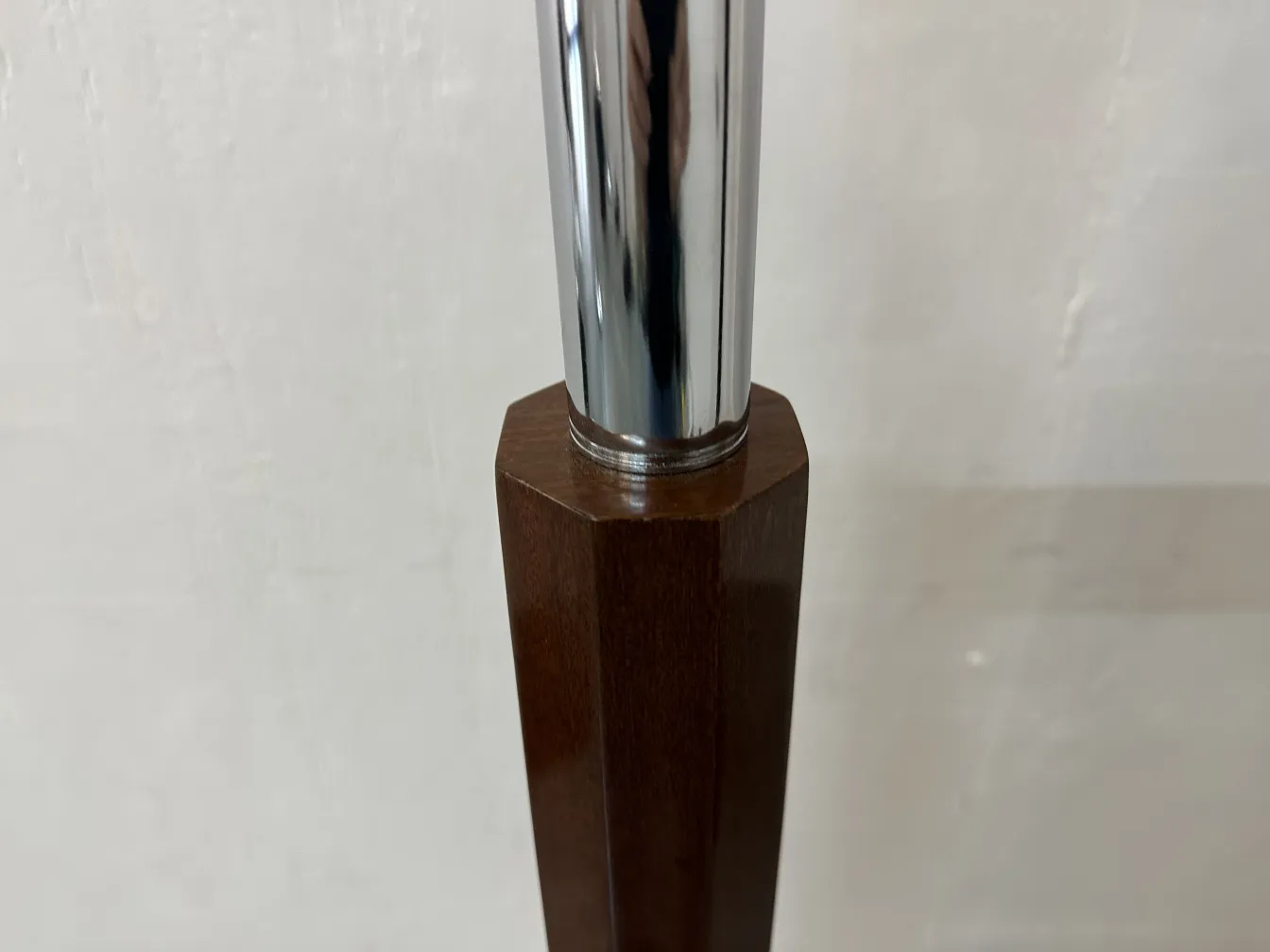 2 फ़्लोर लैंप प्राचीन और आकर्षक आधार के साथ एक आरामदायक सेटिंग में