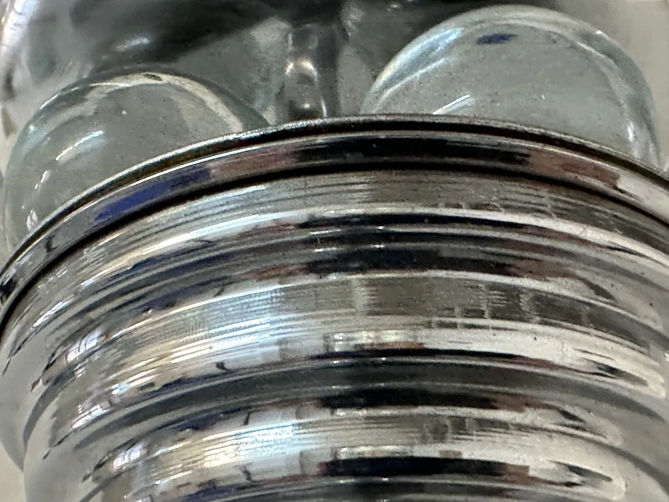 duas lâmpadas de piso antigas com um acabamento detalhado, em um ambiente acolhedor