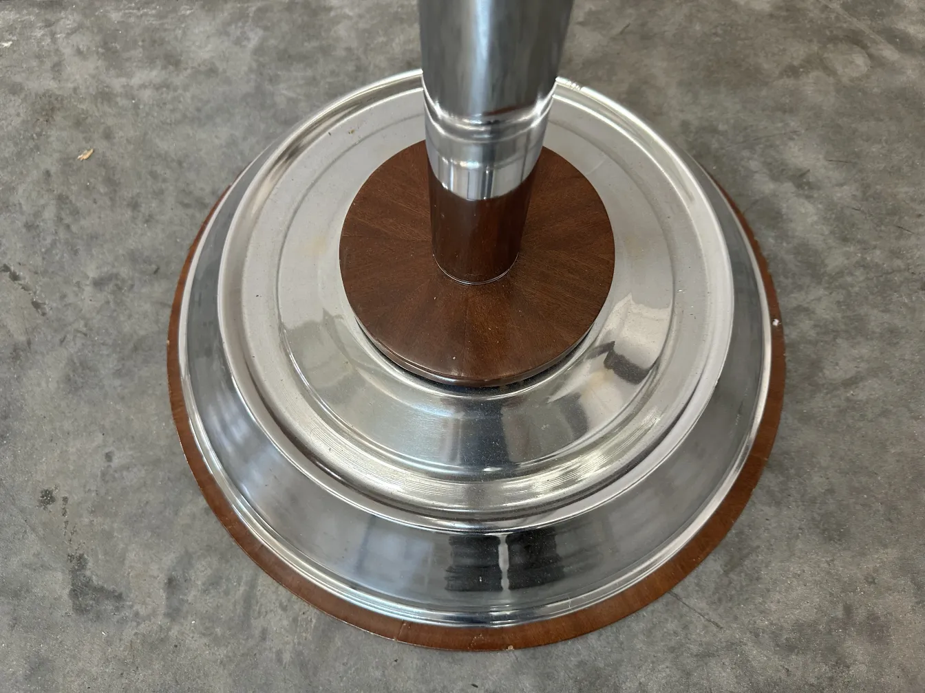 zwei antike Stehleuchten mit runder Basis