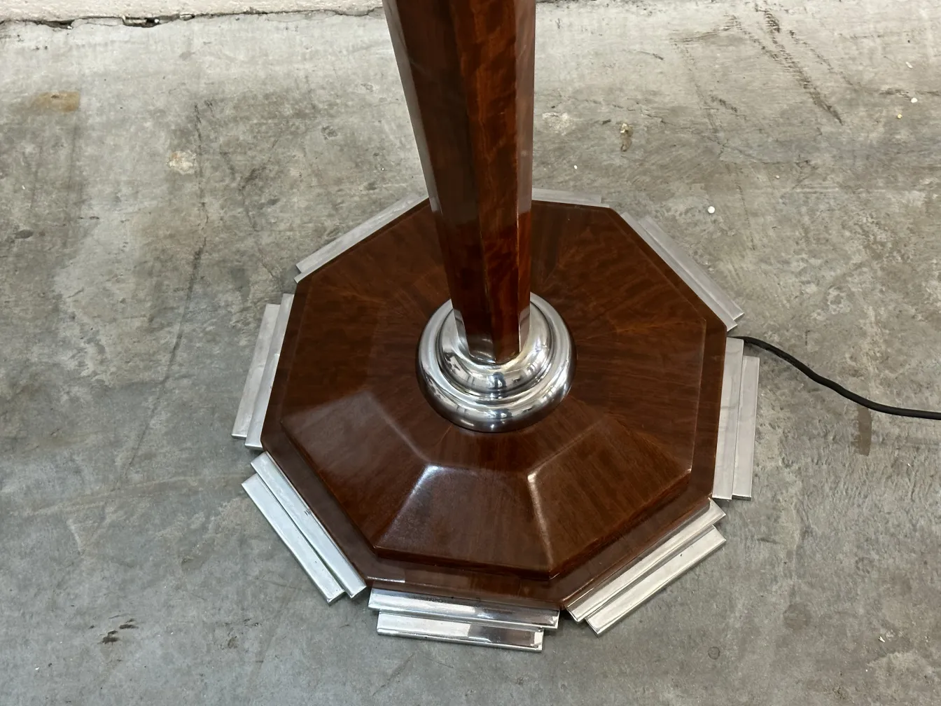 antike Stehlampe mit achteckigem Sockel und Metalldetails