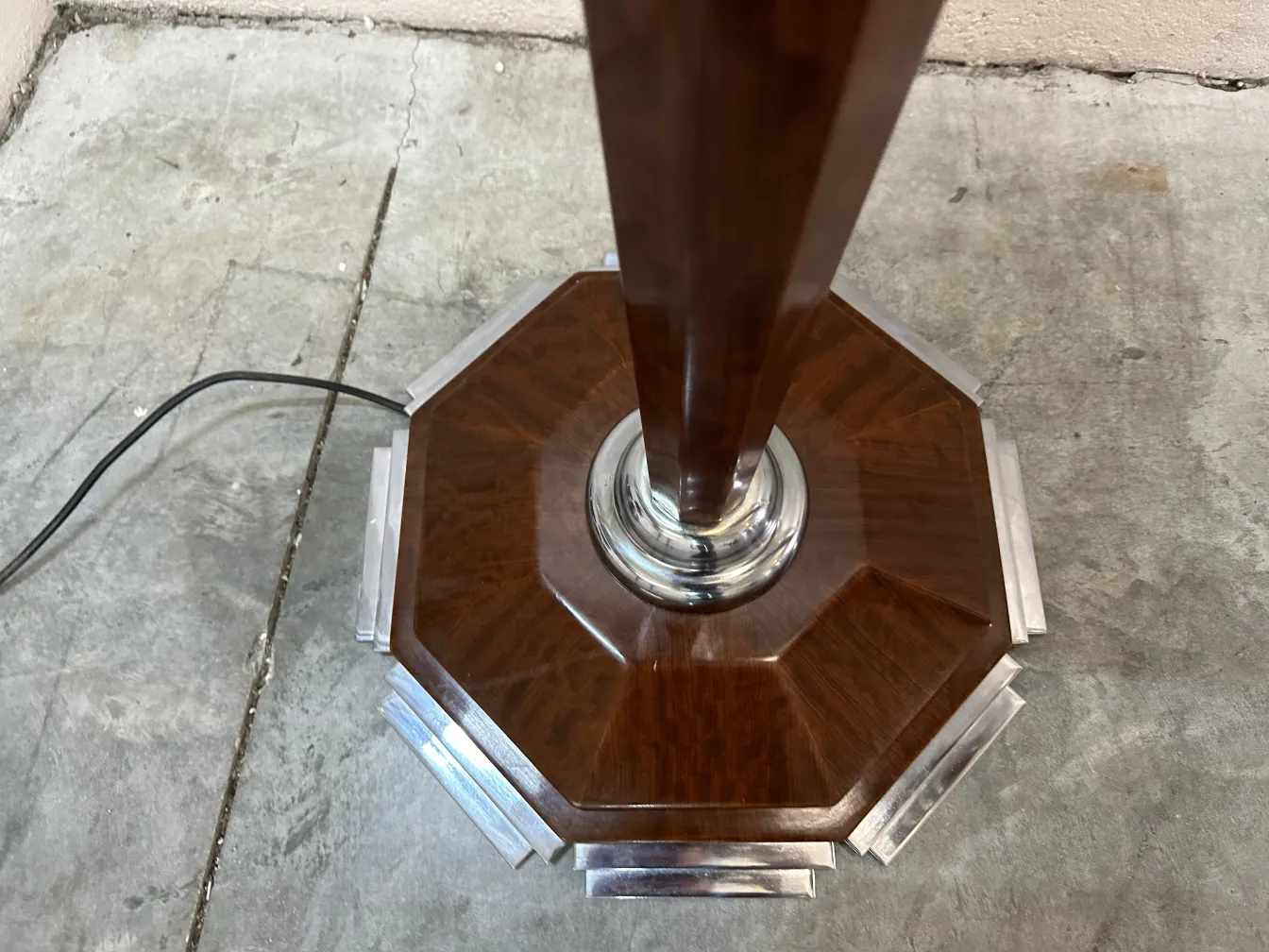 Draufsicht auf zwei antike Stehleuchten in einer einfachen Umgebung.