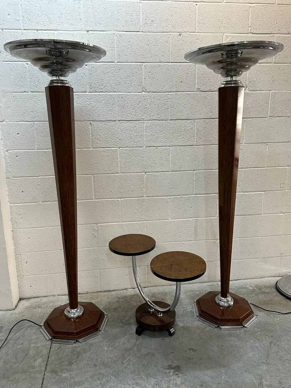 due lampade da terra antiche in un ambiente moderno