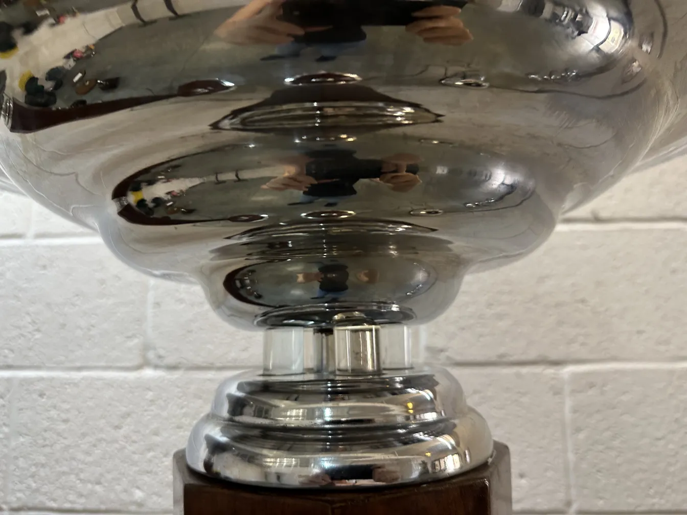 2古董落地灯的视图，光泽的外观