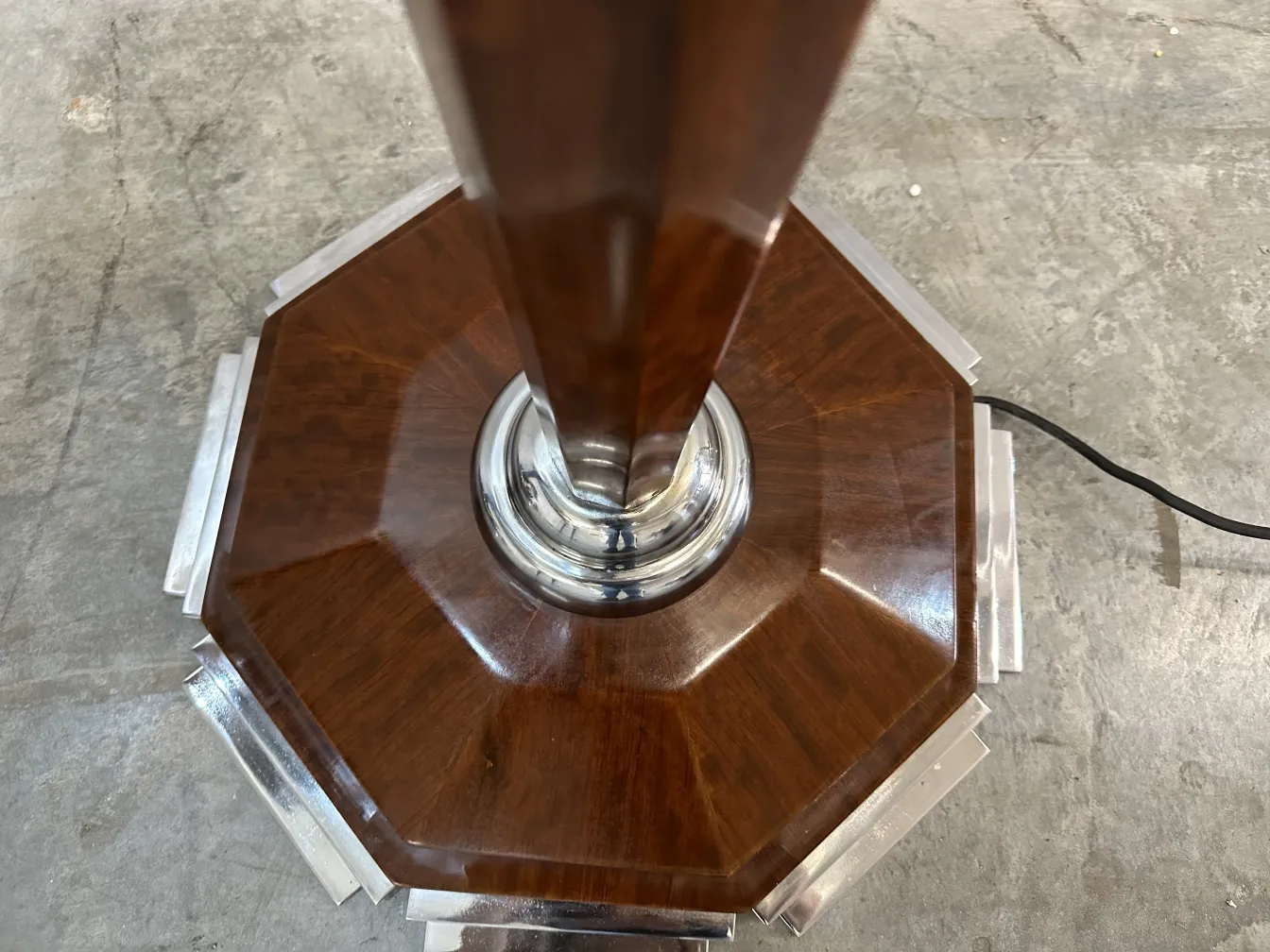 duas lâmpadas de piso antigas com base octogonal e design elegante