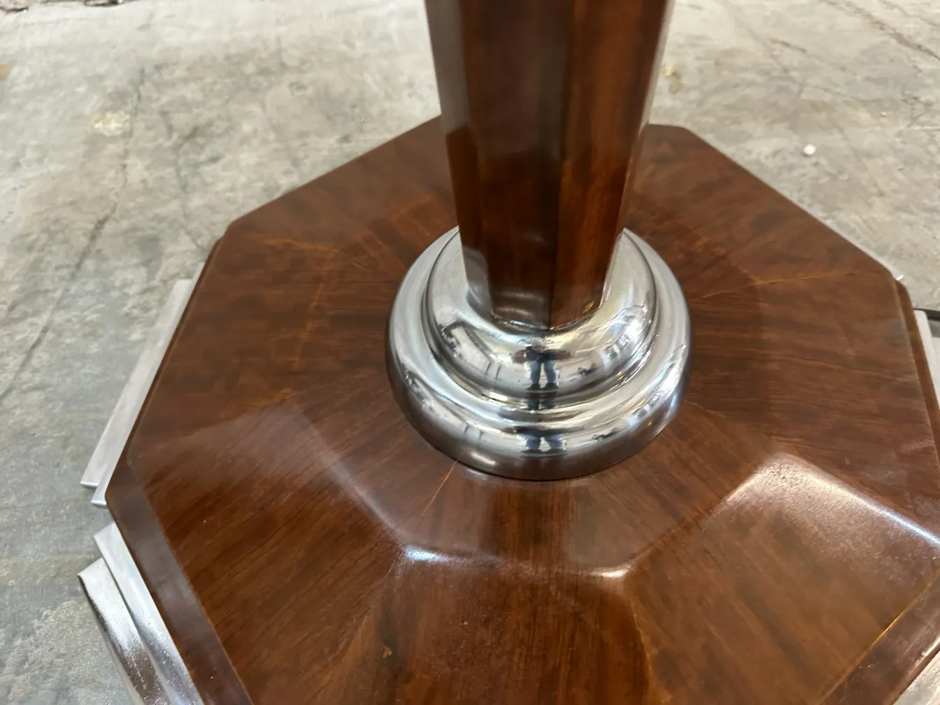 Vue détaillée de 2 lampadaires anciens avec base octogonale, environnement neutre.