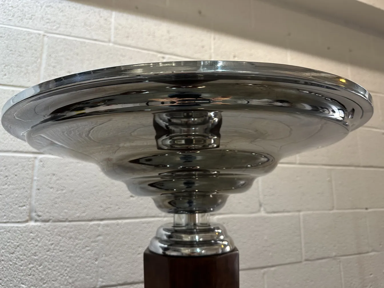 Gros plan de 2 lampadaires anciens avec base décorative, design élégant.