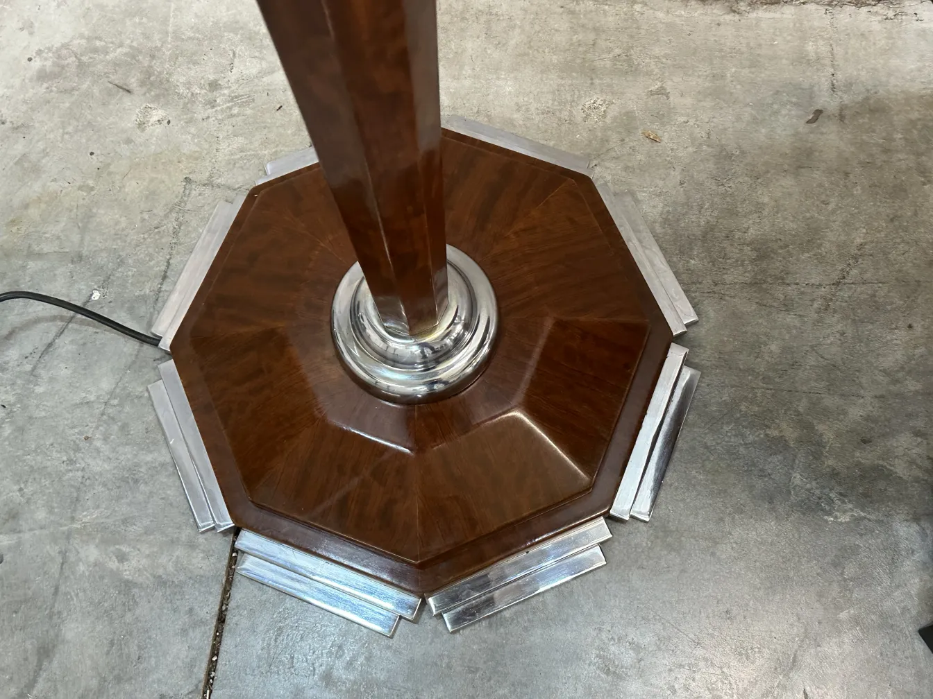 deux lampadaires anciens avec une base octogonale et un design élégant