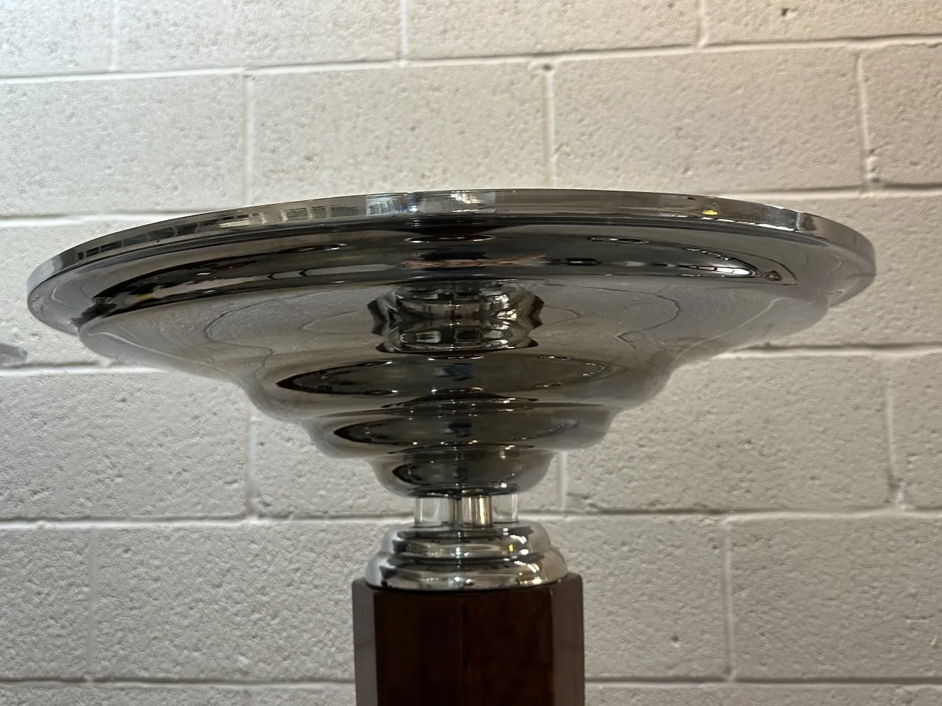 Set aus 2 antiken Stehleuchten mit glänzendem und elegantem Design, ideal zur Beleuchtung jedes Raumes.