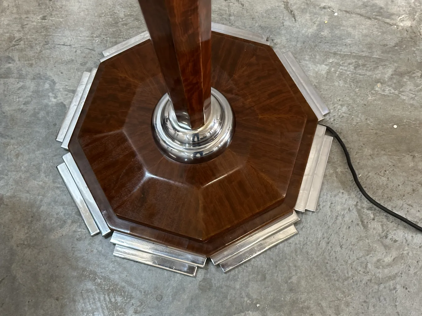 dos lámparas de pie antiguas con base octagonal