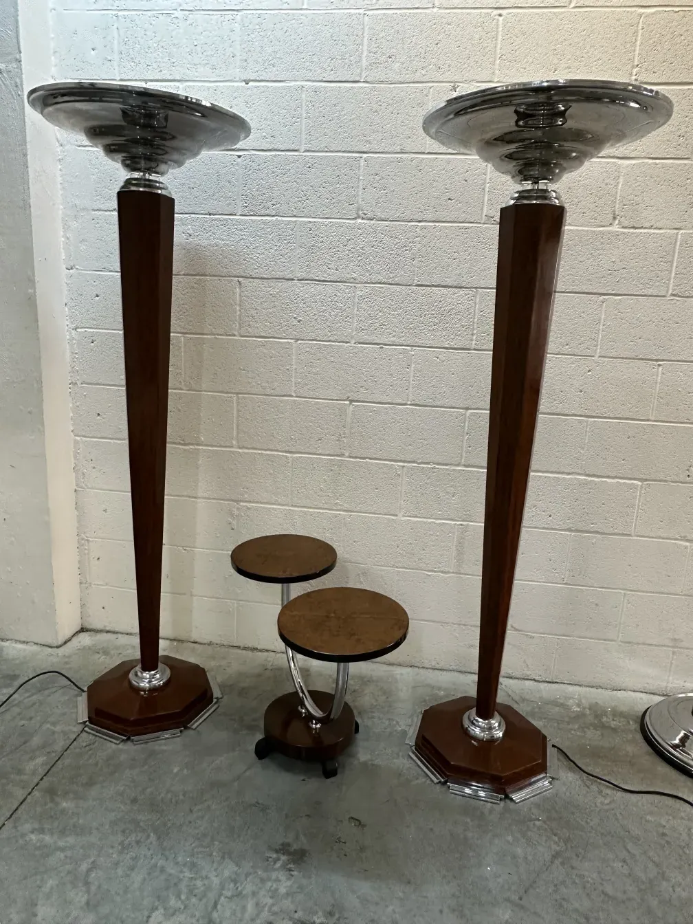 2 lampadaires anciens dans un cadre élégant