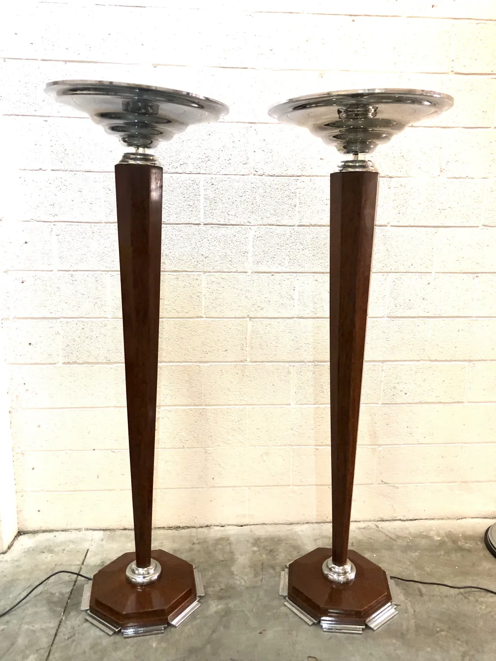 deux lampadaires anciens avec base octogonale et lumière diffuse