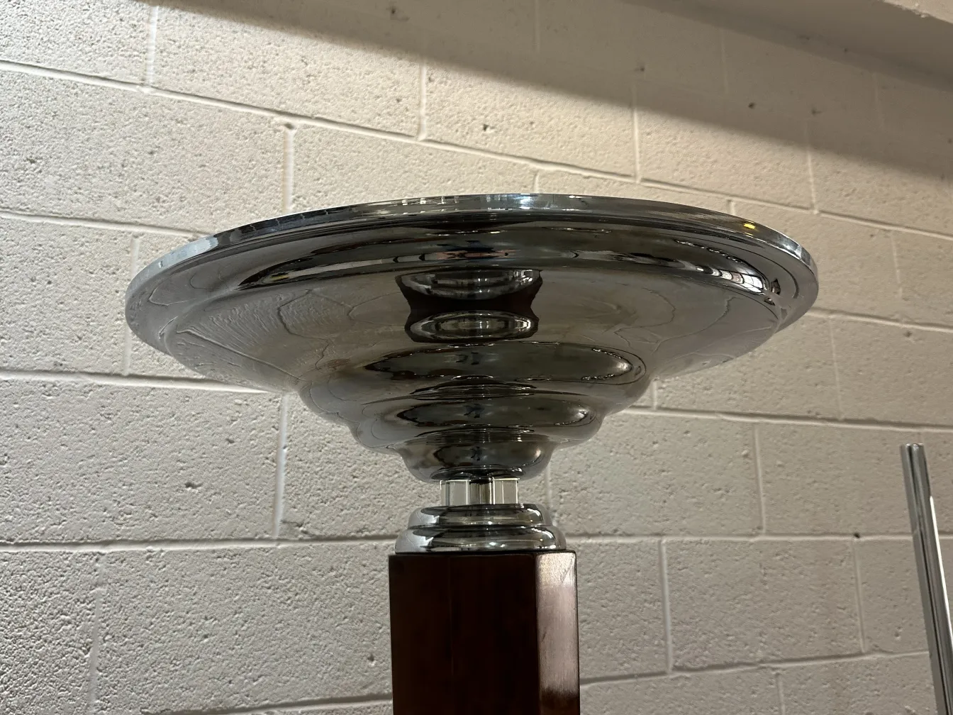 Вид сверху на два антикварных торшера с элегантным дизайном в уютной обстановке