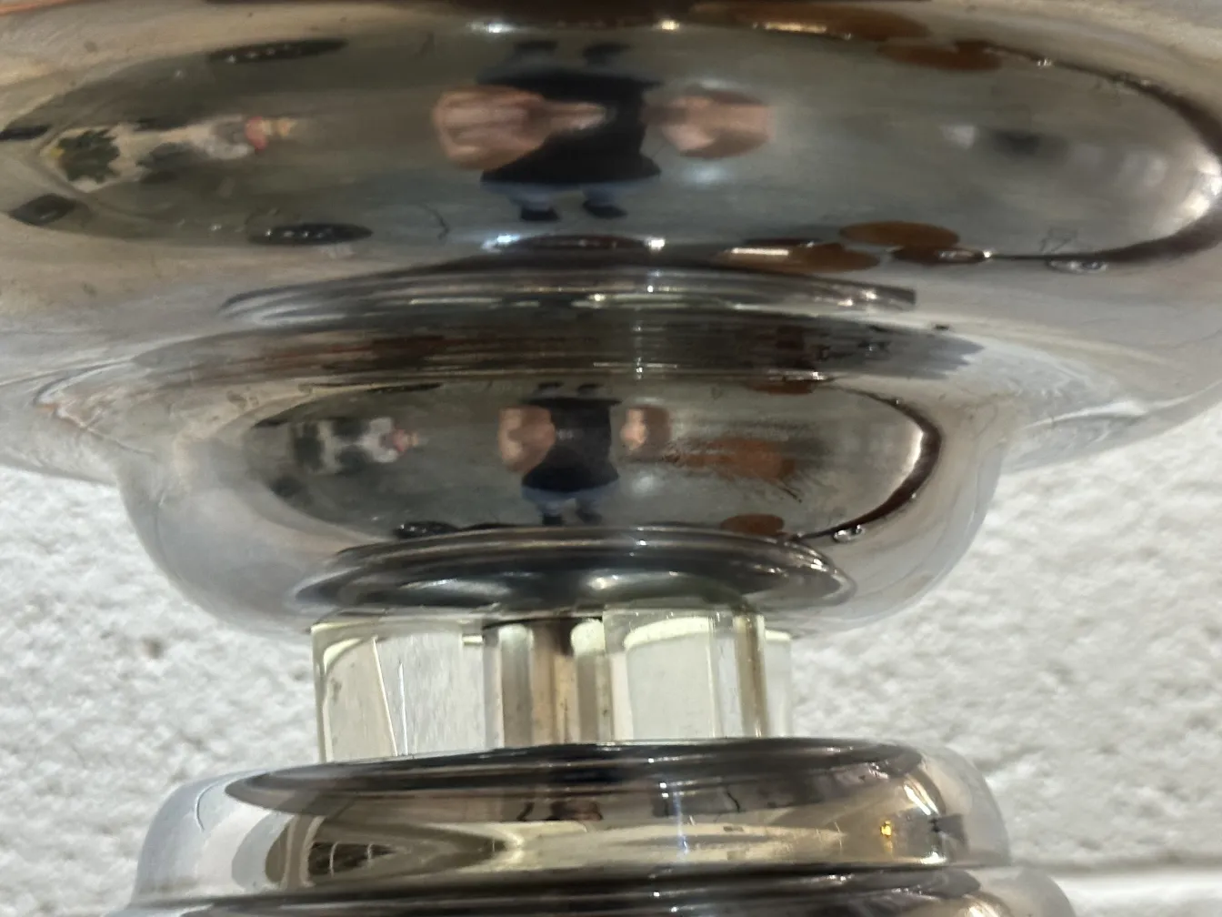 détails de 2 lampadaires anciens avec un style classique