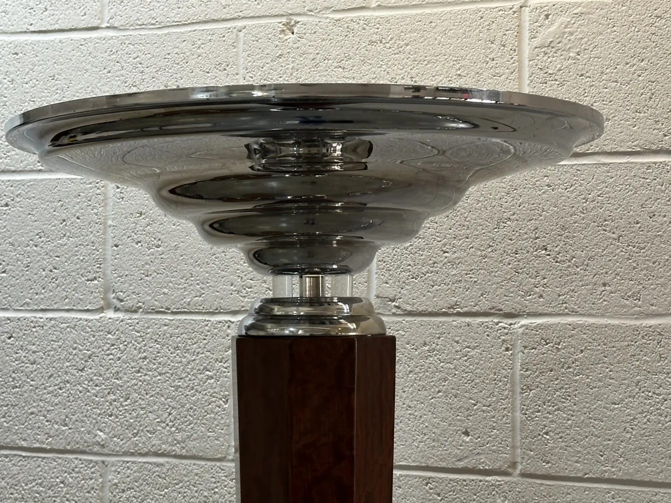 古いフロアランプ優雅なデザインと彫刻されたベース。