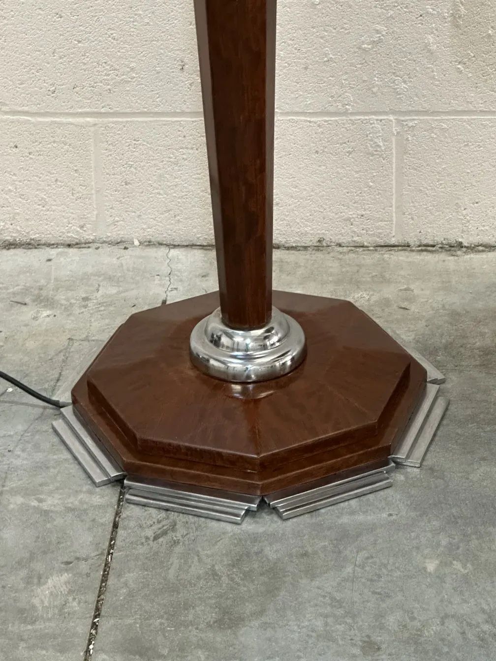 Vue détaillée de 2 lampadaires antiques avec base octogonale dans un cadre neutre.