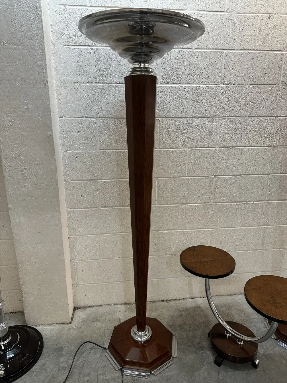 2 lampadaires anciens avec base octogonale et lumière