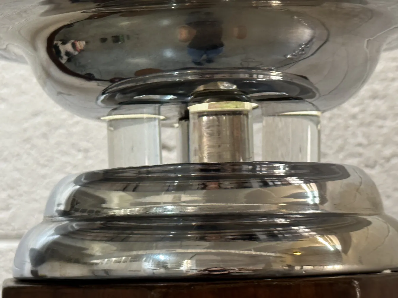 Visão próxima de 2 lâmpadas de piso antigas em um ambiente elegante.