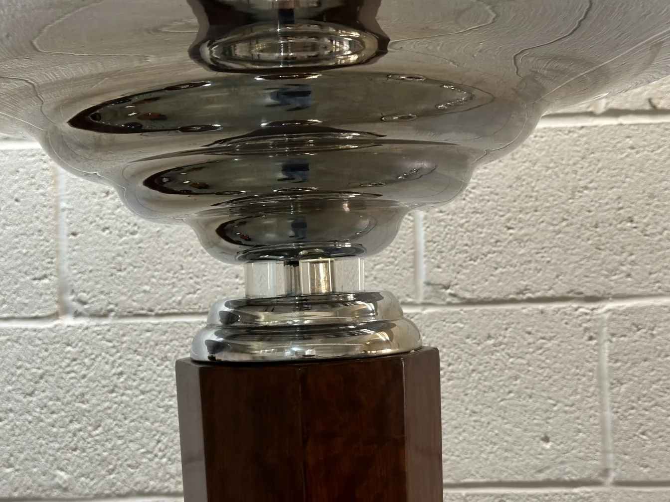 Вид на 2 антикварных торшера с отражающими деталями