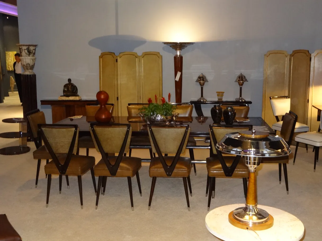 Dos lámparas de pie antiguas decorando un ambiente elegante con plantas y muebles clásicos.