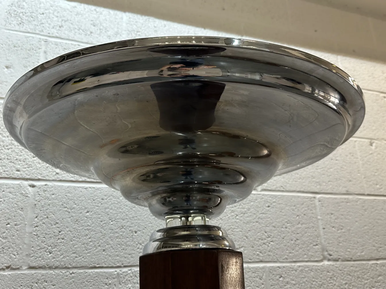 2 古董落地灯在优雅的环境中