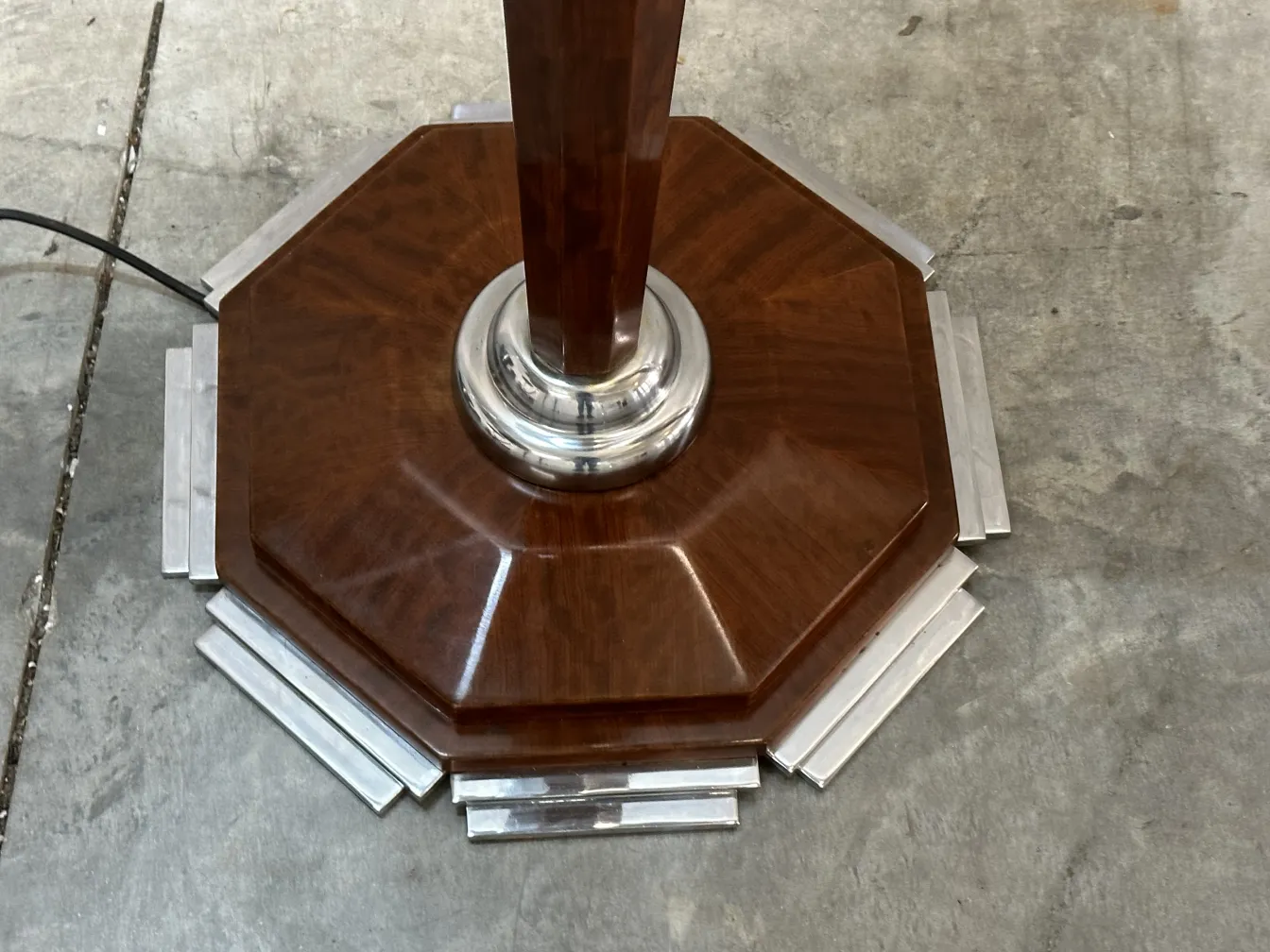 Vue de 2 lampadaires antiques avec base à design unique