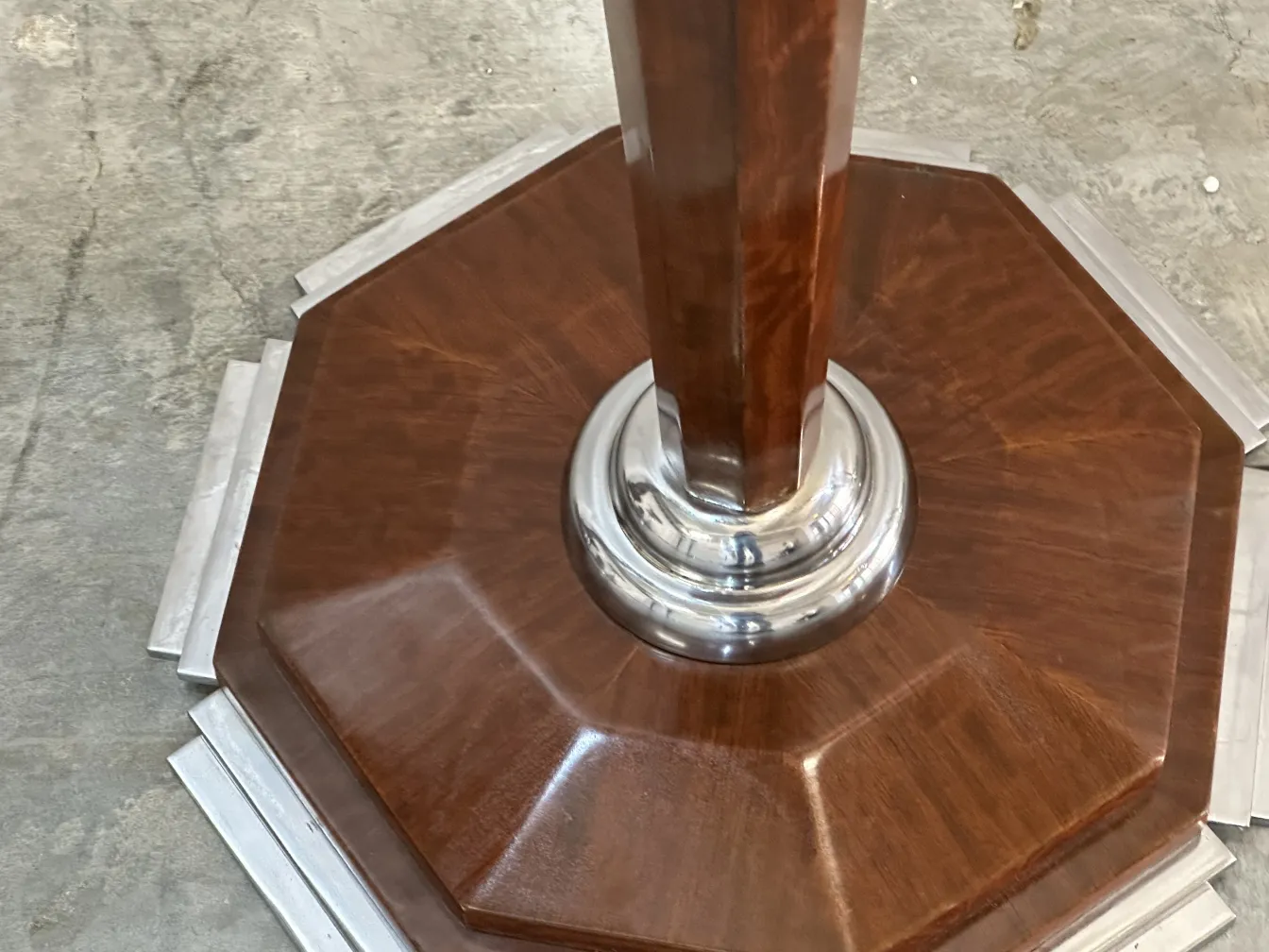 고전적인 환경에 있는 팔각형 베이스의 고전적인 2개 플로어 램프.