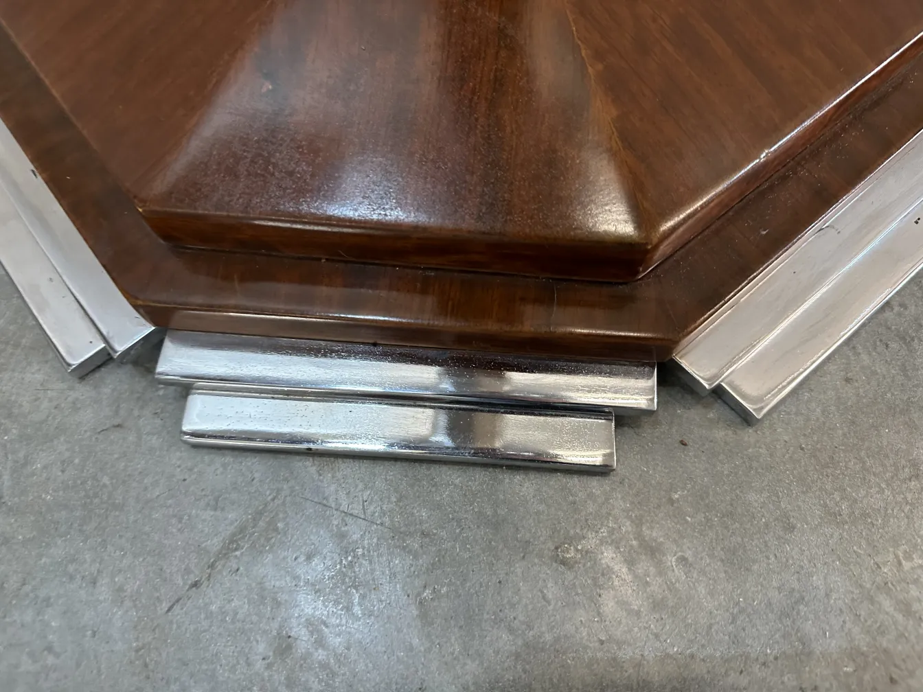 2 lamparas de pie antiguas con base decorativa en un ambiente elegante