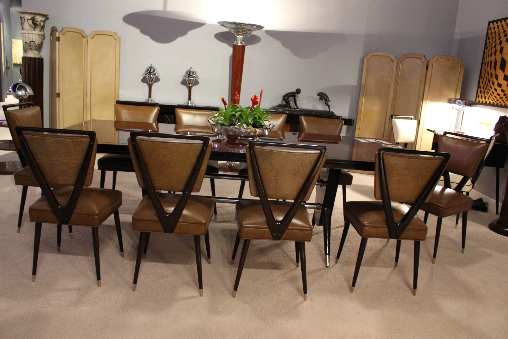 2 lampadaires anciens, élégants et décoratifs, dans un cadre accueillant