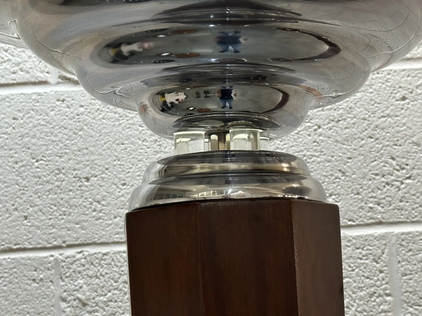 2 antike Stehleuchten mit klassischem Fuß in gemütlicher Umgebung